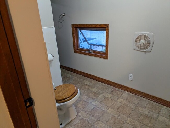 Building Photo - 206 Oak St