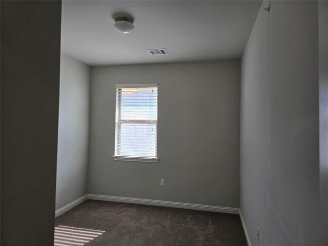 Building Photo - 13800 Lyndhurst St