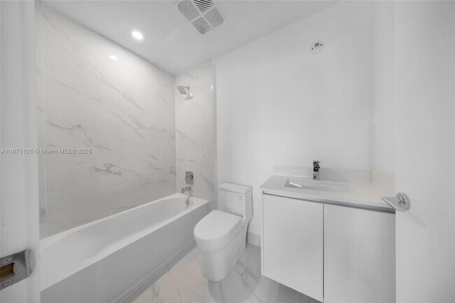 Building Photo - 700 NE 24th St