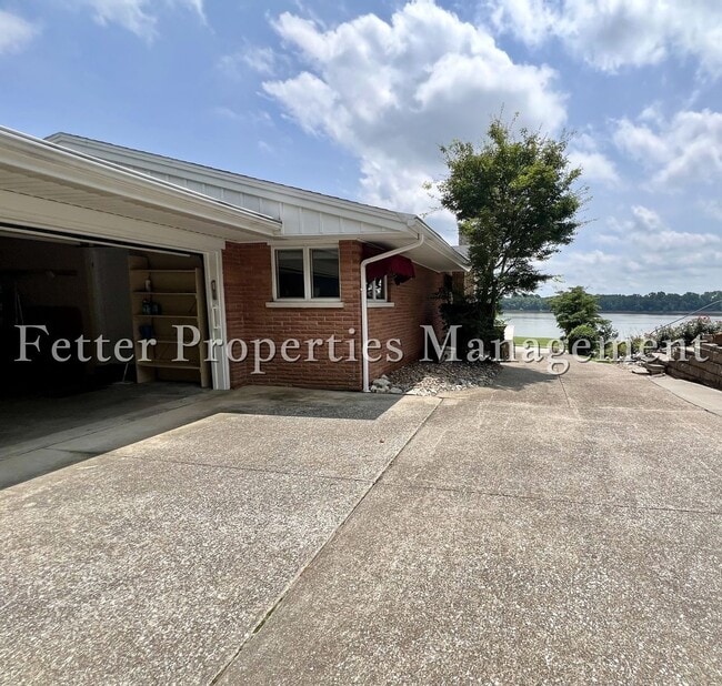 Building Photo - Riverfront Living with Mid-Century Flair