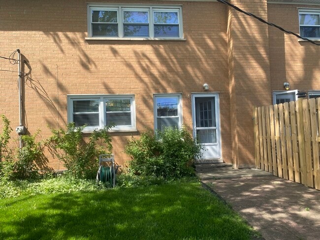 Building Photo - 419 E Valley Ln