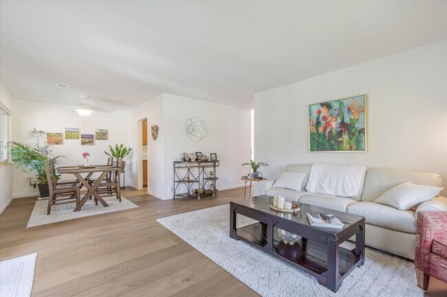 Building Photo - Freshly Renovated, End Unit Town-House Ava...