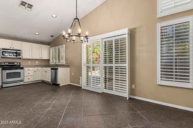 Building Photo - 295 W Goldfinch Way