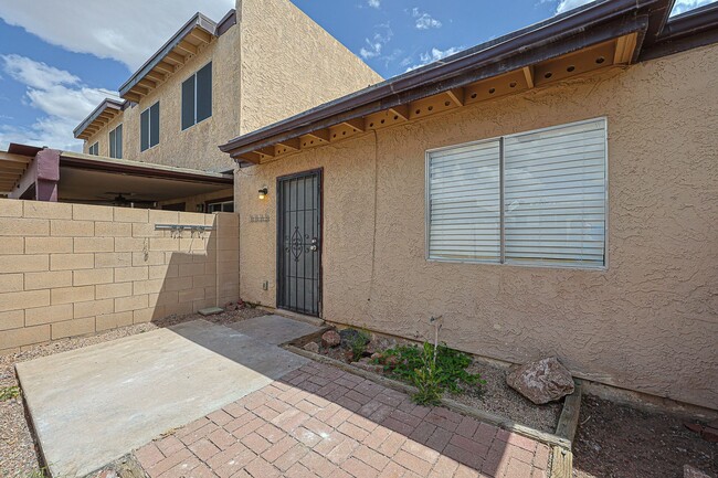 Building Photo - Value priced in North Phoenix!