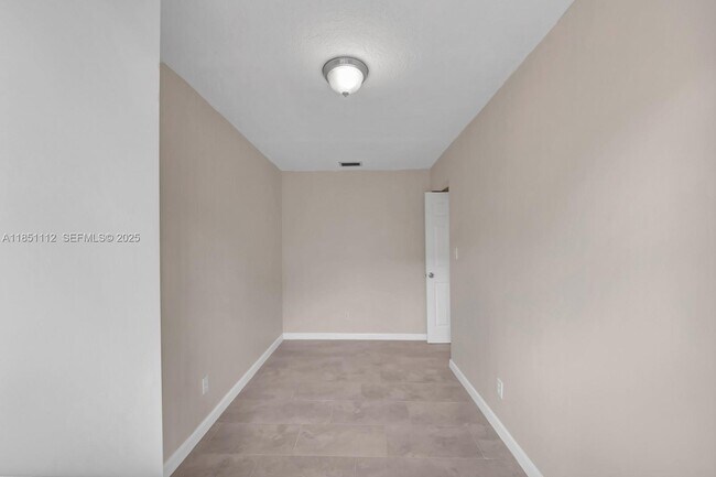 Building Photo - 2610 Riverland Dr