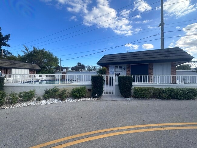 Building Photo - 423 Pine Tree Ct