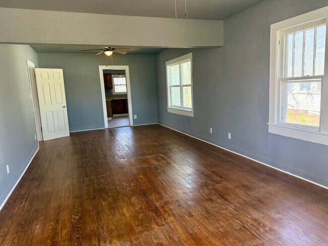 Building Photo - 3 Bedroom and 1 Bathroom Home in Shawnee for rent