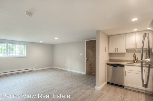 Building Photo - 802 15th Ave