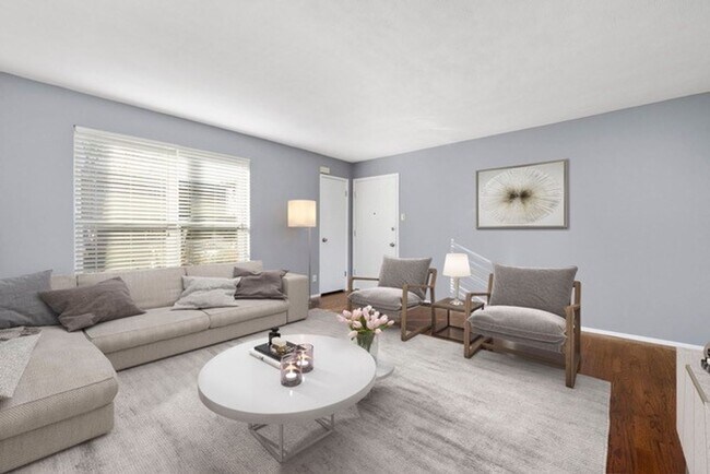 Building Photo - 2 Bedroom, 1 Bath Apartment