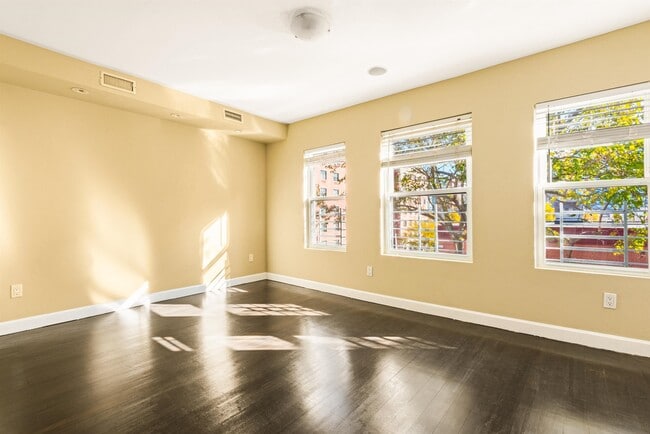 Building Photo - 526 Manila Ave