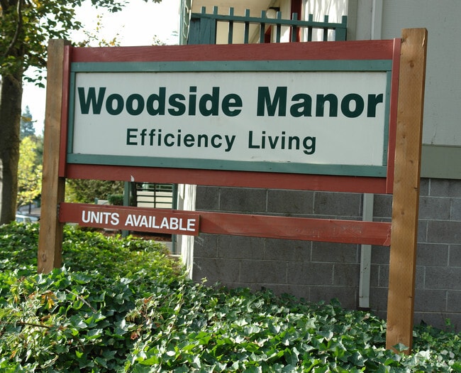 Entrance - Woodside Manor