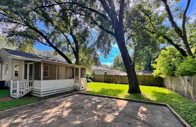 Building Photo - 1276 Menna St