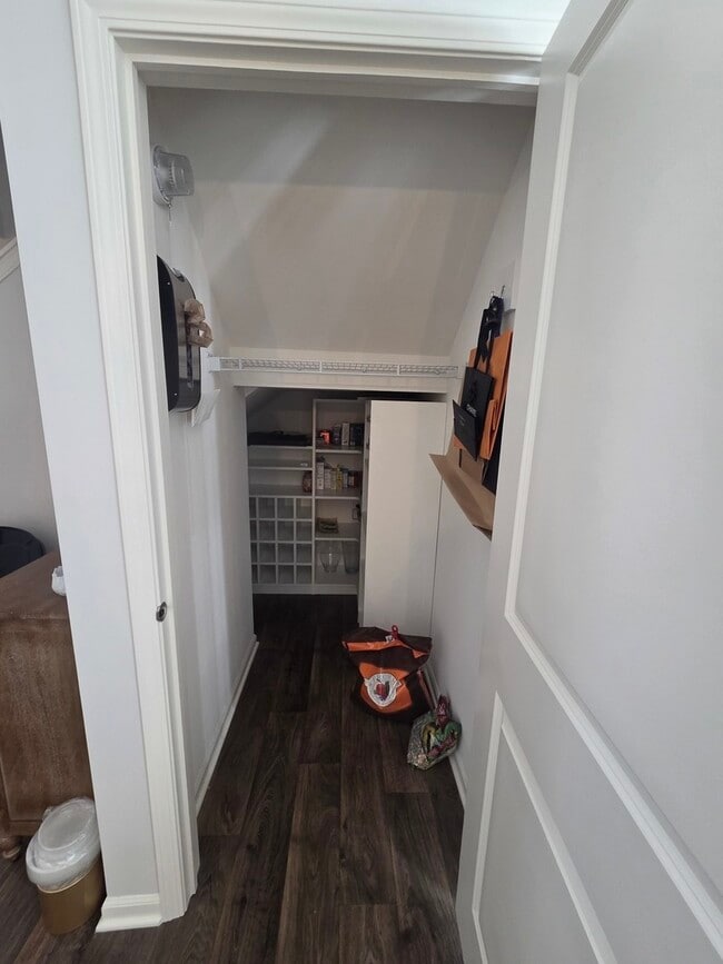 Building Photo - 719 Wellington Ln