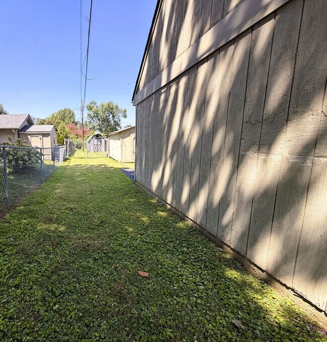 Building Photo - 217 Kewanna Dr