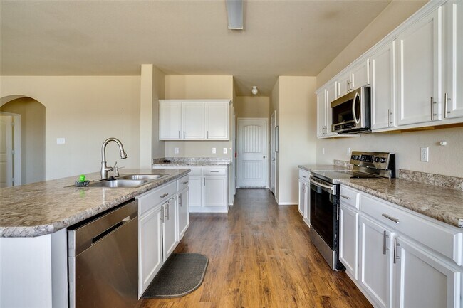 Building Photo - 301 Plum Dr