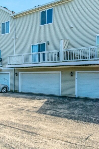Building Photo - 1624 Fieldstone Dr N