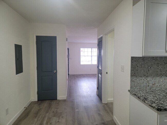 Building Photo - Rent a Community..Prime Location