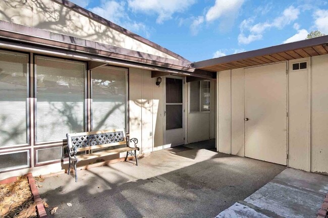 Building Photo - Spacious 2 Bed, 1.5 Bath Townhome Near CMU