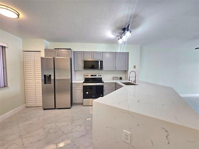 Building Photo - 2232 N Cypress Bend Dr