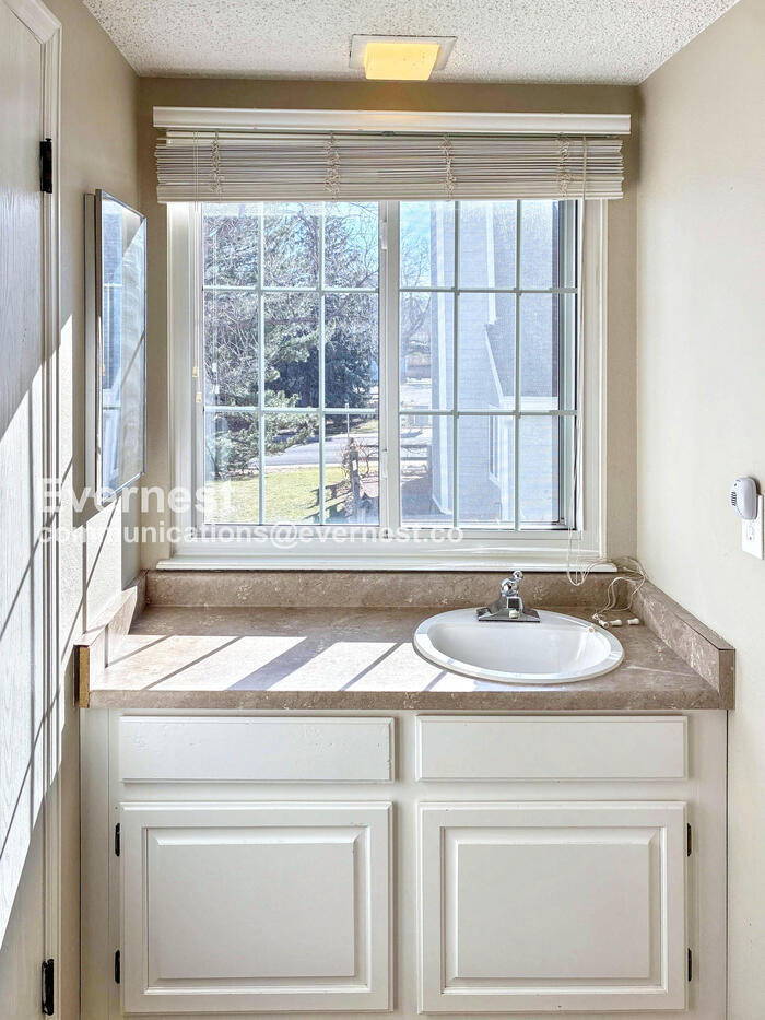 Building Photo - 2924 Ross Dr