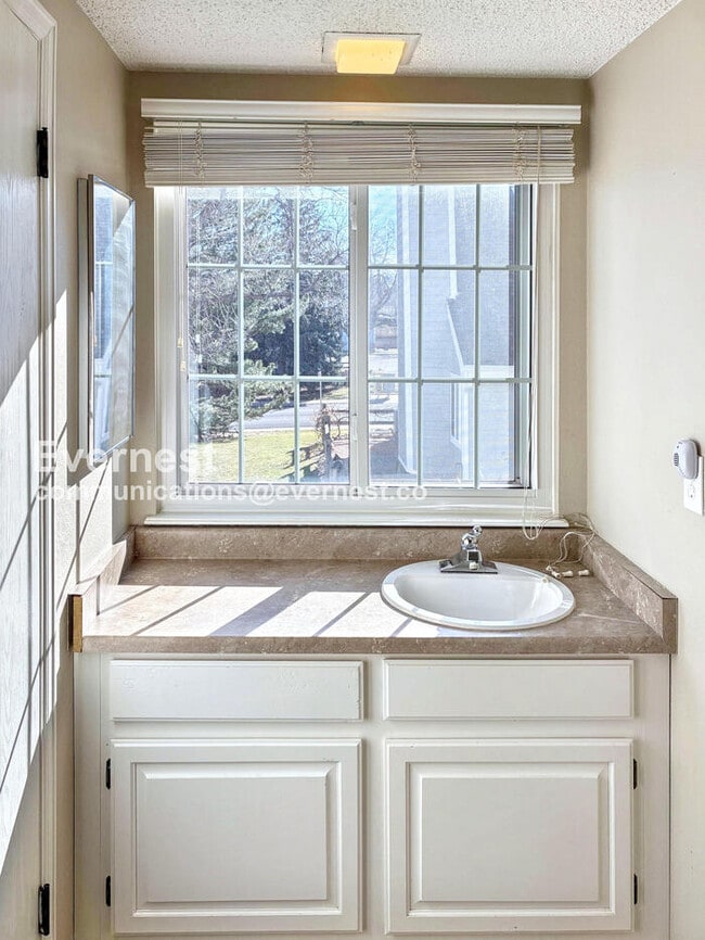 Building Photo - 2924 Ross Dr