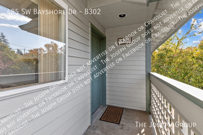 Building Photo - 485 SW Bayshore Dr