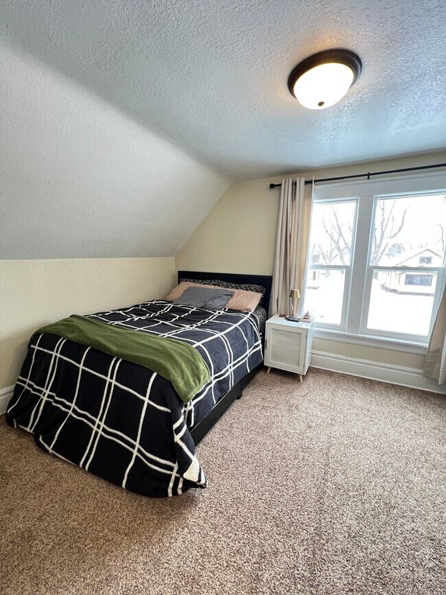 Building Photo - AVAILABLE AUGUST 1 - Spacious 3+ Bedroom Home