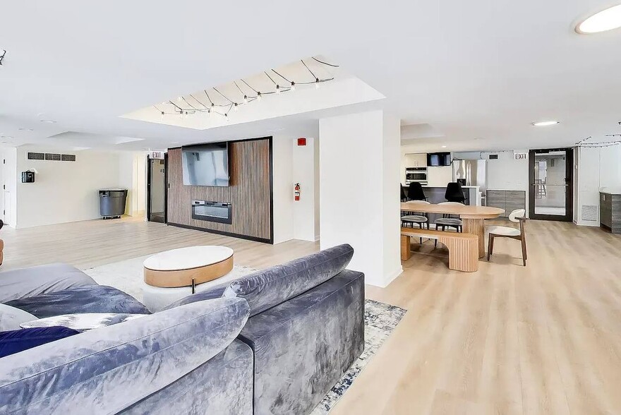 Building Photo - 1660 N La Salle Dr