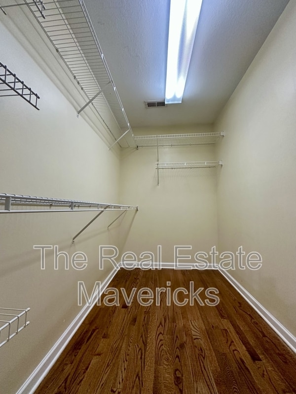 Building Photo - 1720 Hawk Run Ln