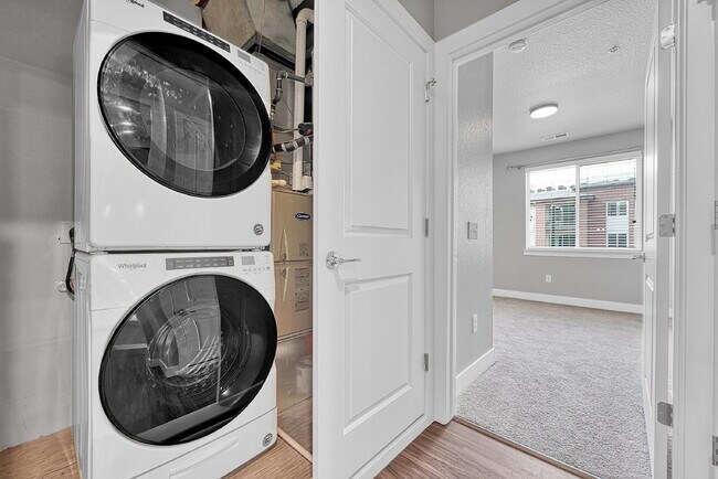 Building Photo - $1,775 - 2 Bed, 2 Bath Condo in Aurora with Central AC, and In Unit Laundry!