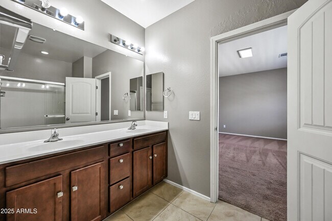 Building Photo - 634 W Kerry Ln
