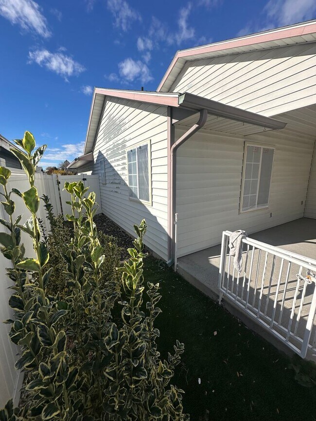 Building Photo - Tranquil & delightful 3-bedroom, 2-bathroo...