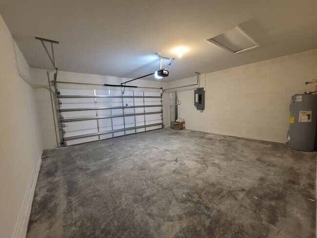 Building Photo - 334 SW 25th Ave