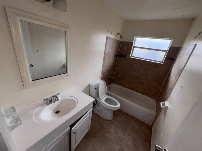 Building Photo - 2620 Riverland Dr