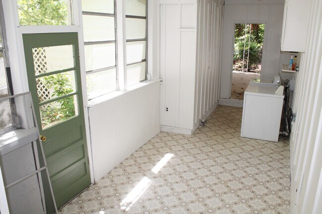 Building Photo - 275 Piney Ln