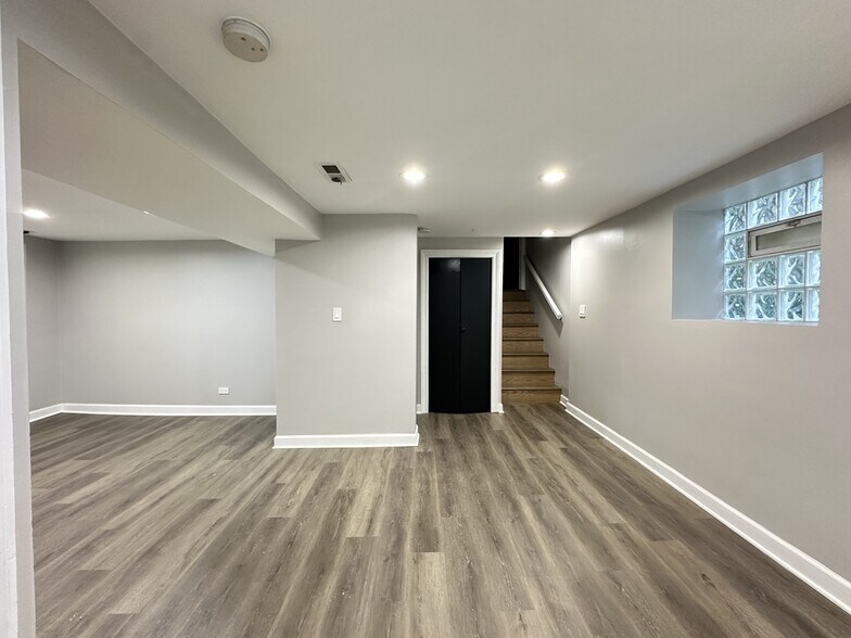 Building Photo - 2617 W Rascher Ave