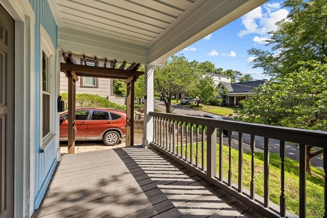 Building Photo - Beautiful 3 Bedroom 2 Bath