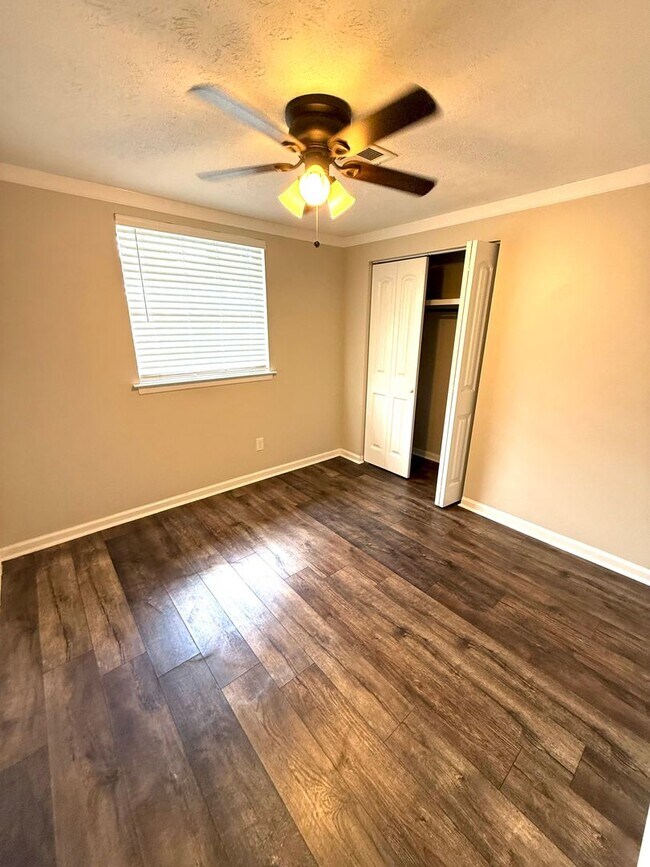 Building Photo - 224 Lilac Dr