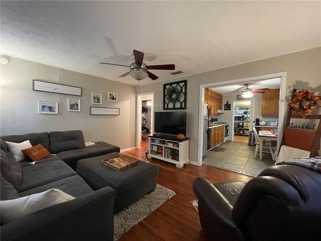 Building Photo - Adorable 2 bed/ 1 bath home in Seffner!!