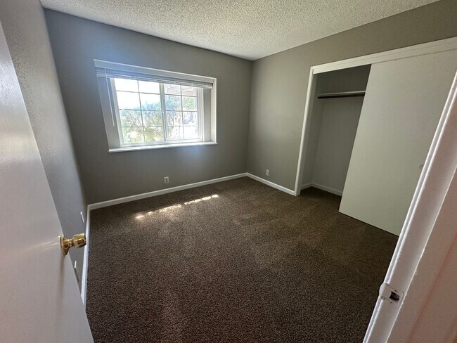 Building Photo - 1175 E Edison St