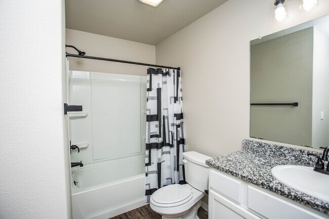 Building Photo - Modern 3/2/1 Duplex!