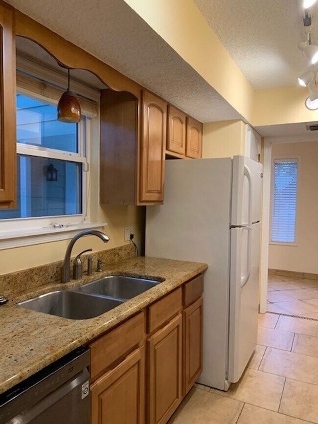 Building Photo - Beautiful Two-Story Home at the Beach