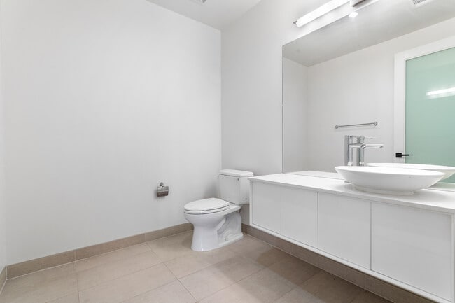 Building Photo - 225 S Hamilton Dr