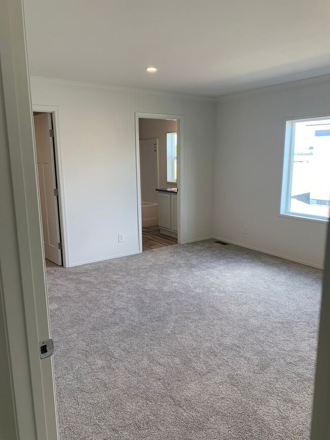 Building Photo - 3 Bedroom 2 Bathroom Charming Home for Ren...