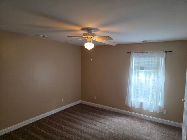 Building Photo - 3 bedroom 3 bath townhouse with one car ga...