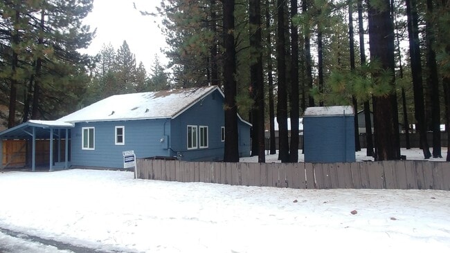 Building Photo - *LONG TERM RENTAL*