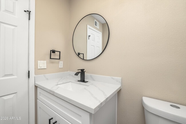 Building Photo - 1018 W Ivanhoe St