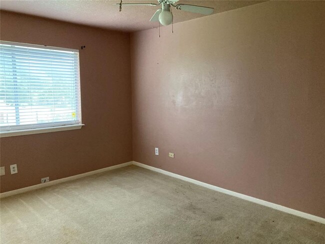 Building Photo - Totally updated townhome, Laminate Floor l...