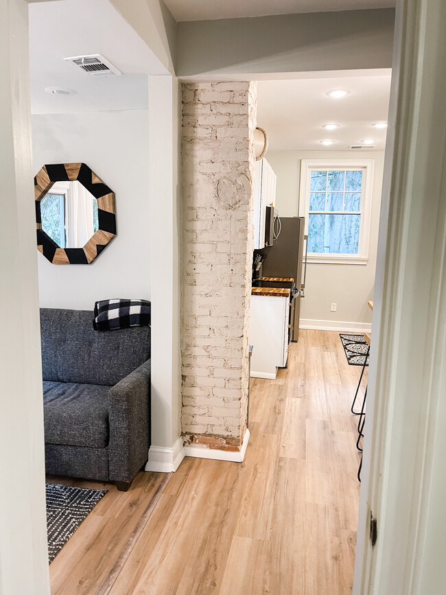 Building Photo - Furnished 2 bed 1 bath on 38th