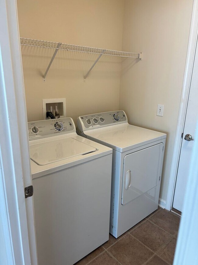 Building Photo - Greenville, 3BD/2.5BA with Loft, 1992SF